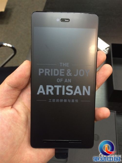 锤子手机真机图赏:质感很像iPhone 4