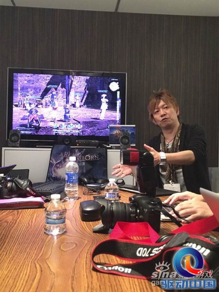 在回答疑问的时候吉田直树很喜欢用肢体语言来表现想法