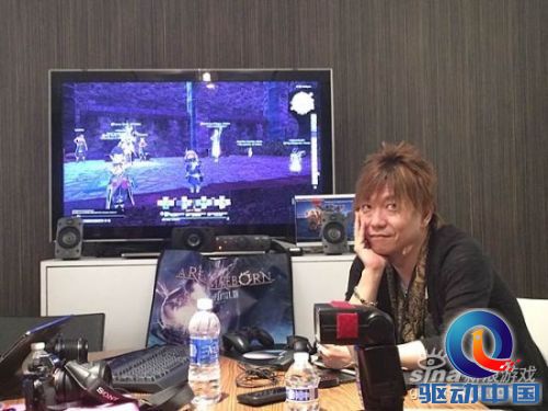 在翻译向媒体做翻译的时候，吉田直树好几次调皮地为大屏幕里的角色调整跳舞动作