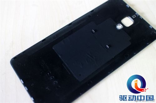 挺简单 小米手机4的后壳是这么拆的