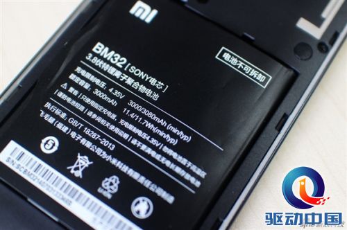 挺简单 小米手机4的后壳是这么拆的