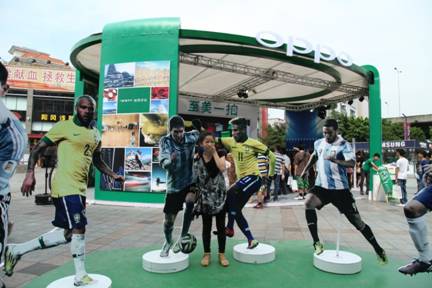 说明: D:\My Documents\桌面\广州817照片精选\超级杯互动拍照区.JPG