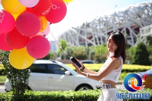 超轻盈百加V6亮相互联网大会美女气球遛手机