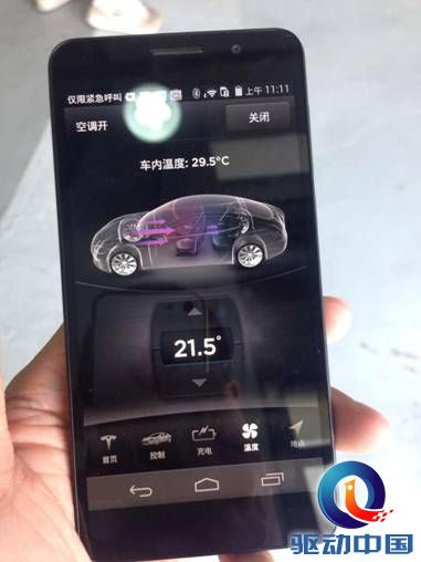 说明: E:\华为手机\华为执行中项目\荣耀6\执行方案\特斯拉合作传播\现场照片\手机控制特斯拉1.jpg