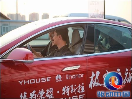 华为: 科技与潮流的体验 华为荣耀牵手特斯拉开启试驾