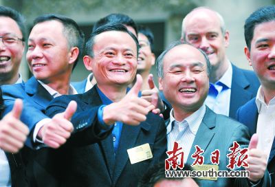 马云在美国纽约证券交易所门前向现场投资人致意。新华社发