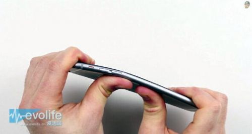 太可恶了!实拍国外熊孩子苹果店专掰iPhone 6