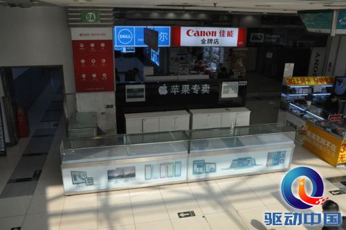 电梯旁的鼎好柜台，虽然地理位置好，但依然处于空租状态