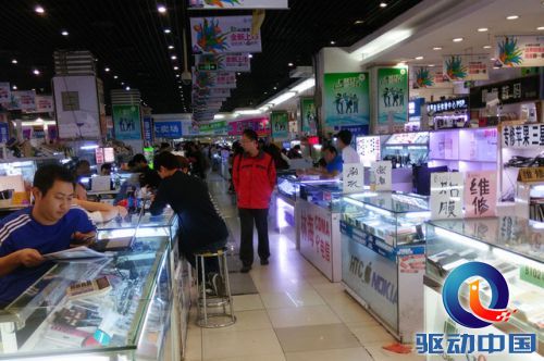 鼎好地下一层手机市场还是很热闹
