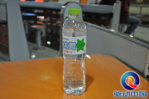 美食城5层水吧买的水，3元一瓶