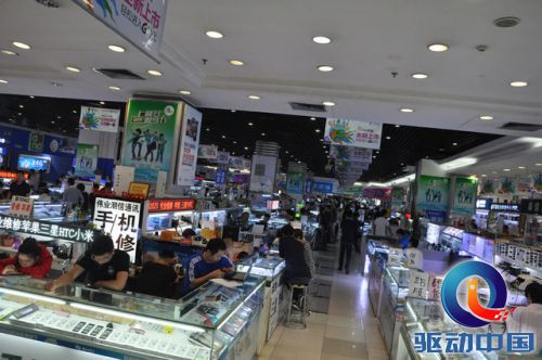 鼎好地下一层手机市场还是很热闹