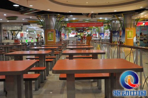 在中午饭时间美食城大厅空位很多