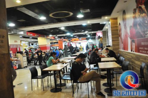 2层美食城中午饭点吃饭人较多