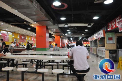 2层美食城中午饭点吃饭人较多