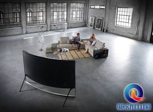 说明: D:\2014三星电视图片库\3-曲面UHD TV 105S9W\三星105英寸曲面UHD TV S9W永恒时光设计，让客厅化身艺术画廊.jpg