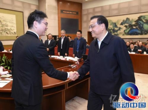 李克强（右）与刘强东（左），新华社记者马占成摄