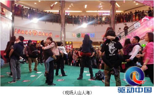 “脱光”接吻赢iphone6 迪信通“另类”促销轰动上海