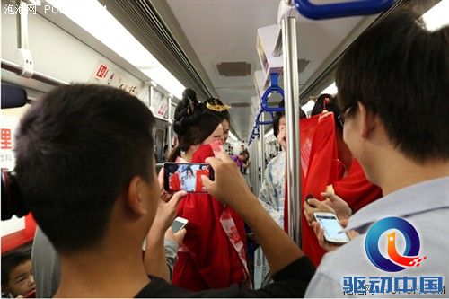 深圳地铁机场惊现倾城美姬，时光机器降临人世 
