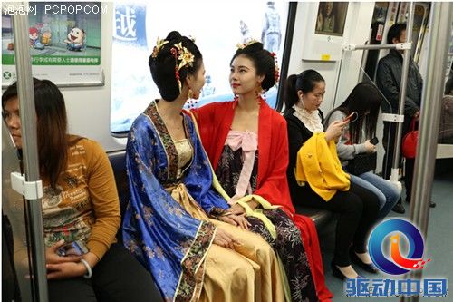 深圳地铁机场惊现倾城美姬，时光机器降临人世 