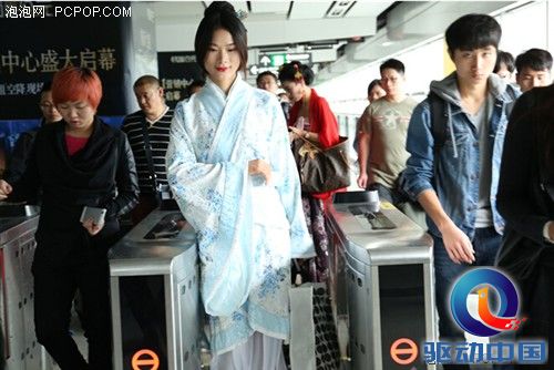 深圳地铁机场惊现倾城美姬，时光机器降临人世 