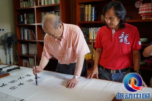 十一届全国政协副主席厉无畏先生走进黄小明木雕艺术馆8