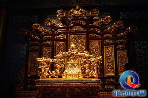 黄小明大师杰作《乾隆宝座》荣获艾琳-国际工艺精品奖金奖3