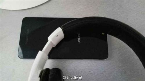 这就是华为荣耀新旗舰：要秒iPhone 6的那个