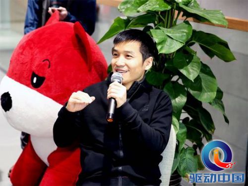 说明: Macintosh HD:Users:shay:Desktop:12.20体验店开业新闻稿配图:虎哥和万仔.jpg