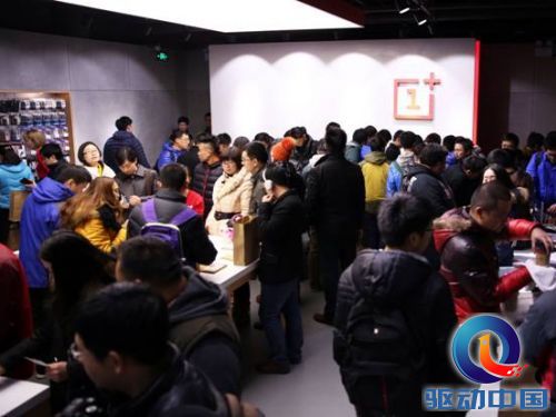 说明: Macintosh HD:Users:shay:Desktop:12.20体验店开业新闻稿配图:店内火爆场面.jpg
