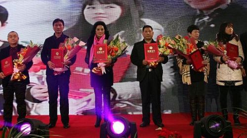 “镜头中的伟人身影”展进校园活动隆重开启