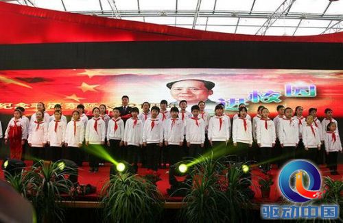 “镜头中的伟人身影”展进校园活动隆重开启