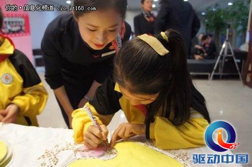 网友票选最美东航空姐登陆小冰智能航班