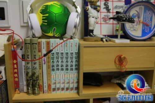徐昌隆侠气难掩，办公桌一角，藏有金庸古龙等武侠经典著作。