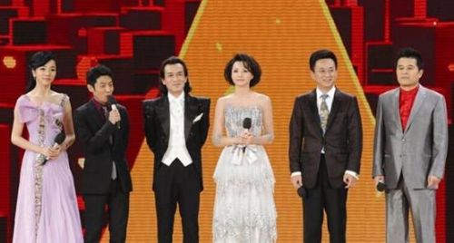 央视当红女主持李思思庆爱子满月 百度魔图同款贴纸走红