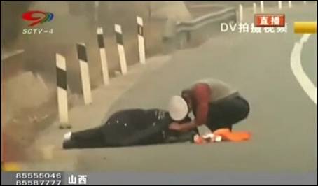说明: 暖心交警脱下大衣为重伤车祸司机保暖 被赞“中国好交警”.jpg