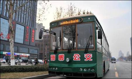 说明: 邯郸现复古铛铛公交车 司机着中山装民国范十足.jpg