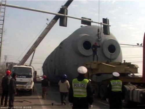 南京：百吨“庞然大物”通行难 一路拆信号灯警车护航