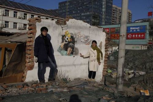 说明: G:\2015\央视\MT2女玩家南锣鼓巷创作3D版MT画获央视报道(组图3).JPG