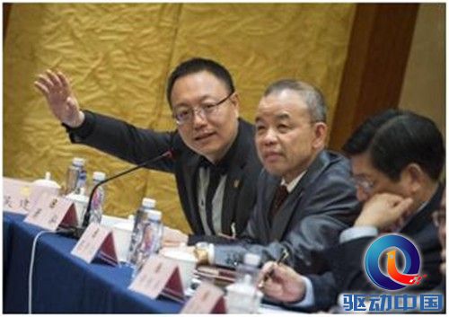 图:完美世界CEO萧泓博士(左一)在小组讨论会上发言