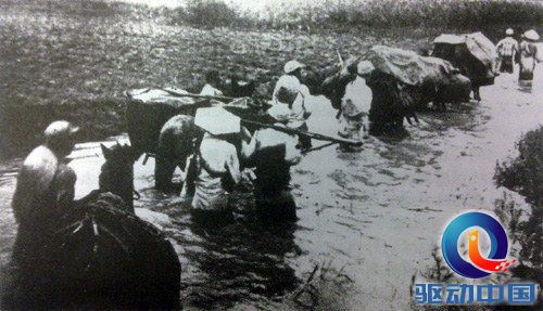 华东野战军部队涉水向难麻进军