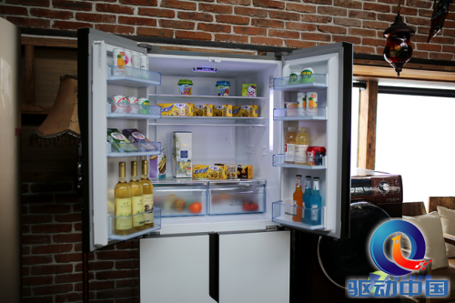 海信在2012年便成功推出了国内第一代智能冰箱，实现了将物联网、智能化技术与冰箱的制冷保鲜技术完美融合，最终构建了国内最早的智能冰箱用户群。