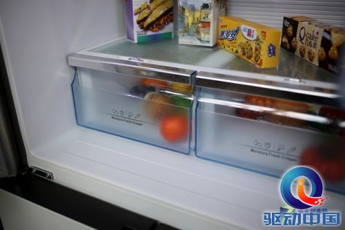 2014年，海信智能冰箱再度发力，在上海家博会上展出了多重优化的智能冰箱，例如在食品管理上首次实现了语音、条形码及手动三种输入方式，同时这款新品还加入了NFC、PLC这样的新技术，这也使其成为国内首台搭载了NFC技术的智能冰箱。