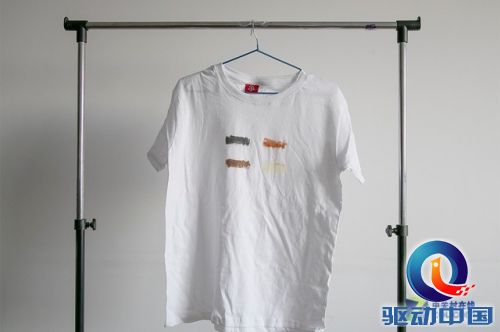 洗净度测试中，4种污渍的白色T恤。