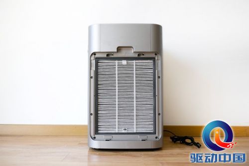 升级版VitaShield IPS 微护盾技术的飞利浦空气净化器AC4620,采用4种先进的空气净化方式——筛分过滤、惯性碰撞、主动拦截和扩散吸附来高效过滤,可以达到 20分钟去除 99% PM2.5,10分钟去除 99% 甲苯、TVOC,甲醛一小时去除率达99%。