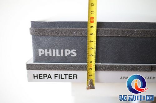 与传统HEPA过滤网对比,飞利浦微护盾滤网的厚度更厚,相当于其他品牌空气净化器HEPA过滤网的2倍,提高空气净化器的容尘量,使用寿命更持久。
