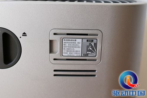 飞利浦空气净化器AC4620配有空气质量传感器,在自动模式下,空气净化器根据空气质量变化自动调整净化速度。