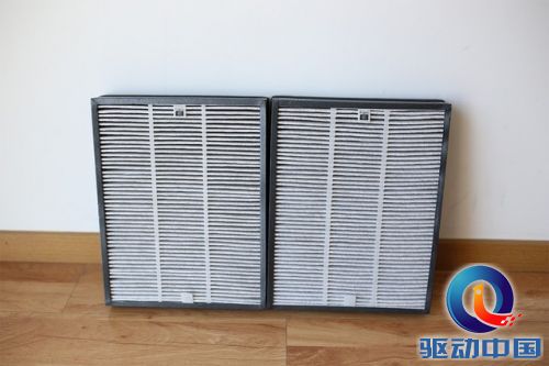 由于采用了双侧进风结构,飞利浦空气净化器AC4620搭配了2个微护盾滤网,整体式设计,便于用户日常更换。