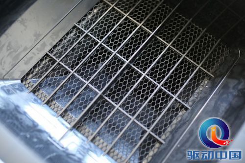 内部金属格栅,提高使用安全。