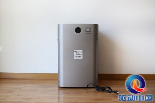 空气质量传感器位于背部,开关可打开机顶格栅,便于日常清洁。
