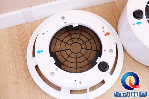 为了更方便大家阅读,我从产品的底部向上开始给大家介绍。底座并不是需要单独购买的,它配送在送风模块当中。底部进风口配有纱网初级过滤网,红色蓝色箭头为产品的安装方向,地盘上另有3个高强磁铁用于不同模块间的吸附固定。